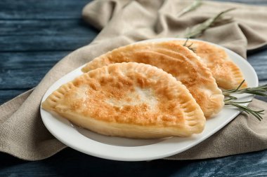 Plaka ile lezzetli derin kızarmış samosas 