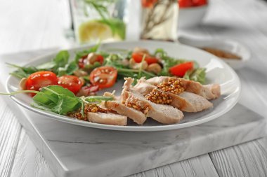 Et ve masada lezzetli taze salata ile plaka