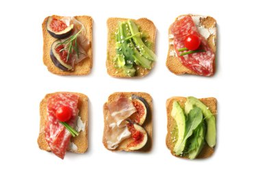 Beyaz arka planda, üstten görünüm lezzetli sandviçler