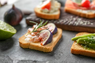 İncir ve öğle yemeği ile lezzetli sandviç et masada, portre