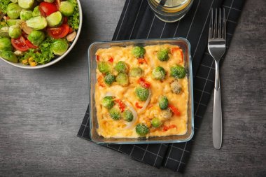 Brüksel lahanası ve tablo peynir pişirme çanağı