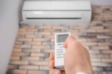 Genç adam kremi kapalı arasında geçiş yapma