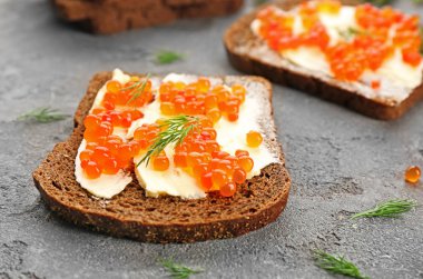 Kırmızı havyar ile lezzetli sandviç 