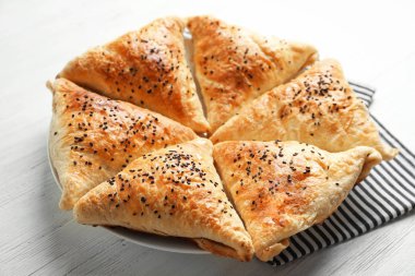 Samosa susam ışık arka plan üzerinde ile pişmiş Delicious