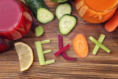 Malzemeler ve gözlük tablosundaki çeşitli taze meyve suları ile yapılmış Word Detoks