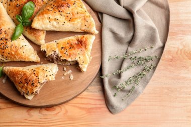 Masada lezzetli etli samosa 'lı ahşap tahta tahta.