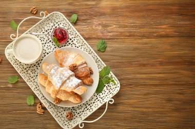 Kruvasan, reçel ve kahve ahşap arka plan üzerinde Vintage tepsi