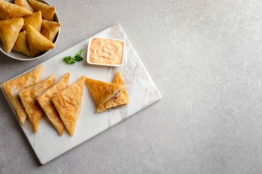 Yönetim Kurulu ve lezzetli et samosas ışık arka plan üzerine bir kase