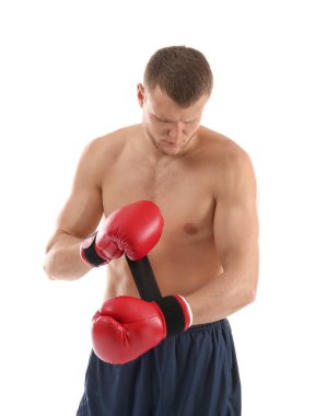 Çekici bir genç adam boks eldivenleri koyarak