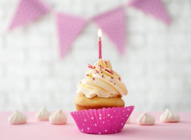 Arka plan bulanık mum ile lezzetli kek