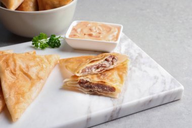 Kurulu ile lezzetli et samosas ışık arka plan üzerinde