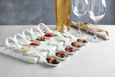 Tarihleri kaşık pastırma ile sarılmış 