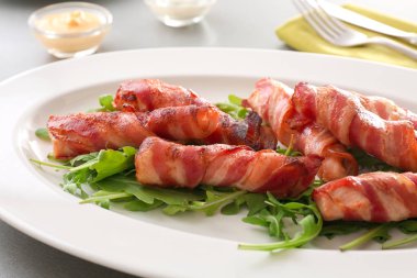 Plaka pastırmalı tavuk nuggets masada, closeup sarılmış.