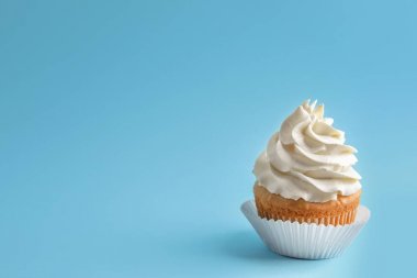 Renkli arkaplanda lezzetli bir kek