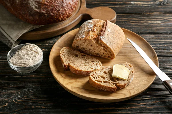 Houten plaat met boekweit brood op tafel — Stockfoto