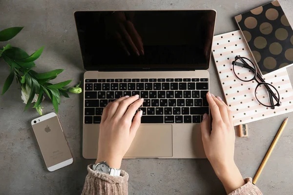 Femme utilisant Apple MacBook Gold — Photo