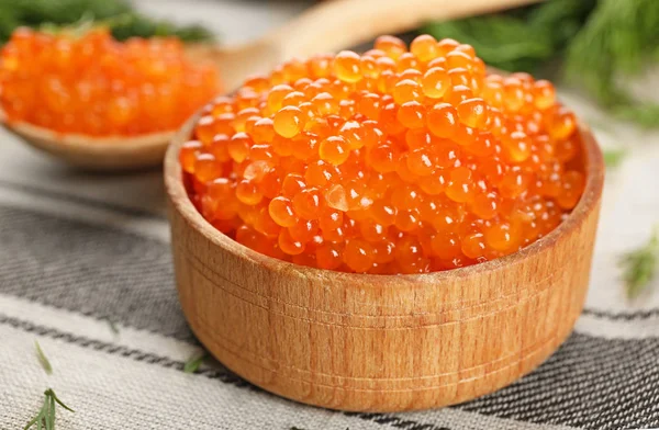Cuenco de madera con delicioso caviar rojo — Foto de Stock