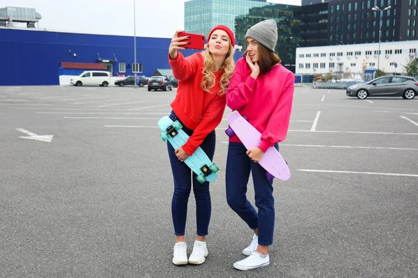 Δύο κορίτσια ευτυχισμένη hipster με skateboards λήψη selfie σε εξωτερικούς χώρους — Φωτογραφία Αρχείου