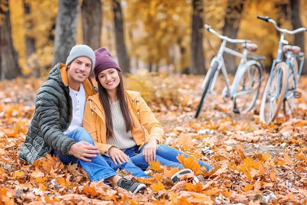 年轻夫妇休息后骑自行车在森林 — 图库照片