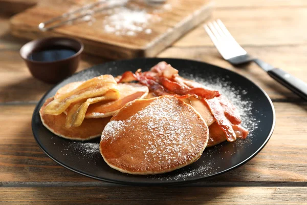 Pancake Lezat Dengan Bacon Dan Pisang Atas Meja — Stok Foto