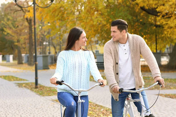 公園で自転車に乗っている若いカップルは — ストック写真