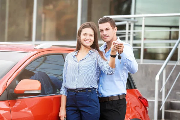 Giovane Coppia Con Chiave Dalla Loro Nuova Auto All Aperto — Foto Stock