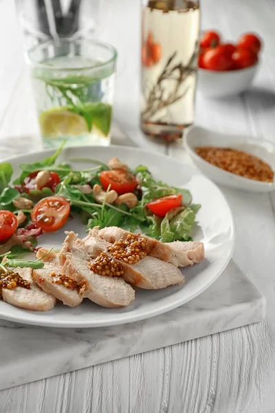 肉とテーブルの上のおいしい新鮮なサラダ プレート — ストック写真