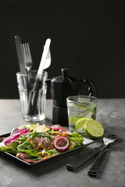 Placa con deliciosa ensalada fresca en la mesa —  Fotos de Stock