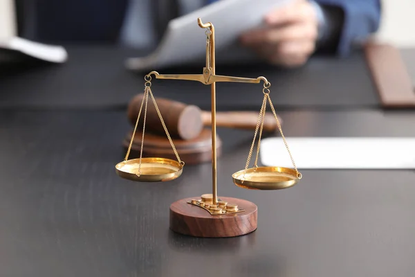 Waage der Gerechtigkeit liegt im Notariat auf dem Tisch — Stockfoto