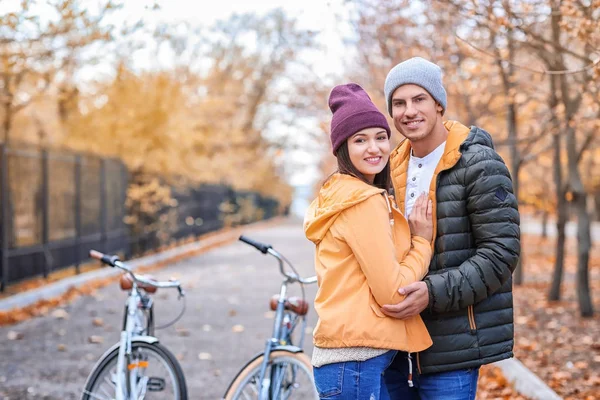 公園で乗る自転車後休んで若いカップル — ストック写真