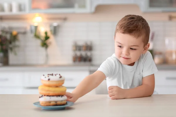 Тарелка Сладкими Пончиками Столе Маленький Милый Мальчик Кухне — стоковое фото