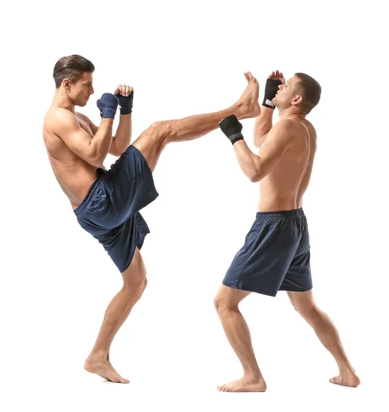 Atractivos jóvenes kickboxers luchando —  Fotos de Stock