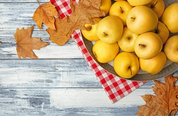 Tablo, üstten görünüm olgun sarı elma ile metal çanak — Stok fotoğraf