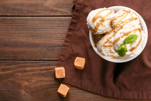 Delicioso helado con jarabe de caramelo — Foto de Stock
