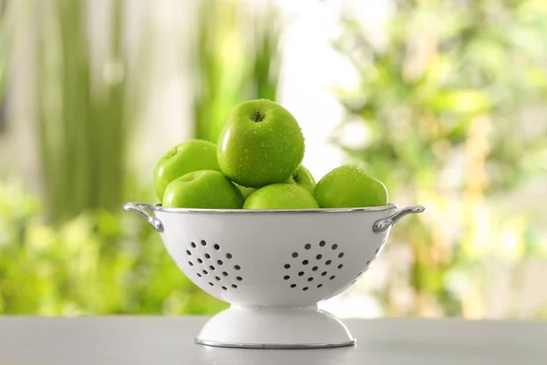 Kevgir Ile Masada Açık Havada Taze Yeşil Elma — Stok fotoğraf