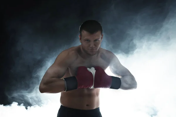 Joven boxeador masculino con humo — Foto de Stock