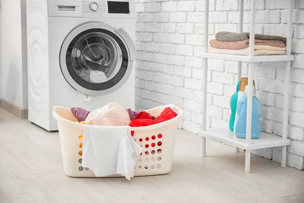 Cesta con lavadora y lavandería en el baño — Foto de Stock
