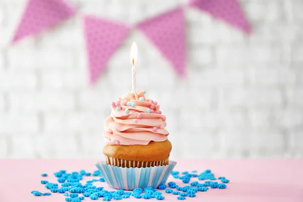 Leckere Cupcake Mit Kerze Auf Verschwommenem Hintergrund — Stockfoto