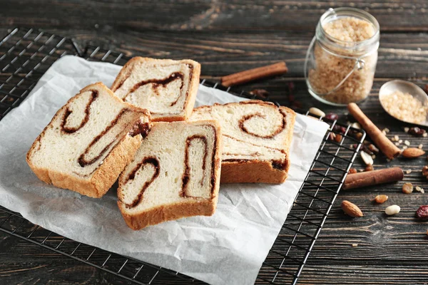 Backständer mit leckerem Zimtrollkuchen auf dem Tisch — Stockfoto