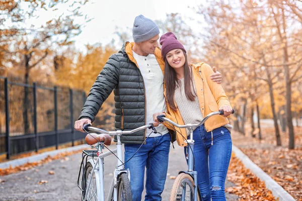 Jong Koppel Wandelen Met Fietsen Park — Stockfoto