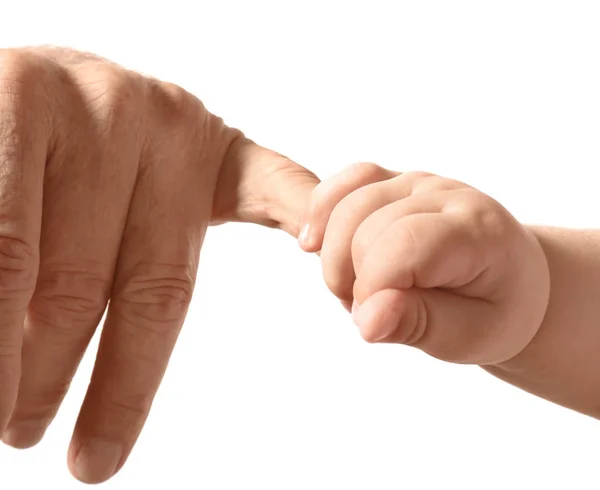 Mãos de homem sênior e bebê pequeno no fundo branco — Fotografia de Stock