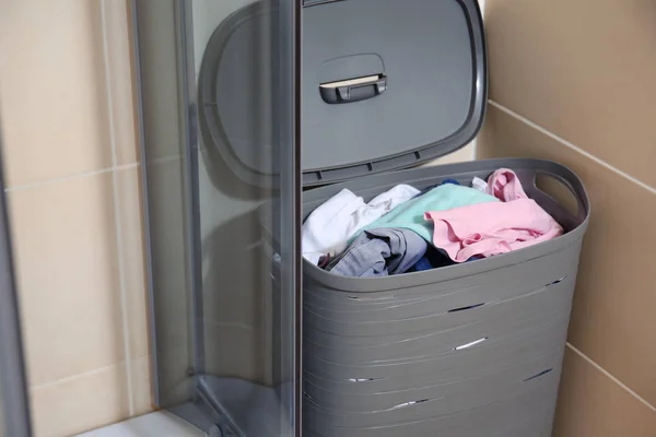 Cesta con ropa sucia en el baño — Foto de Stock