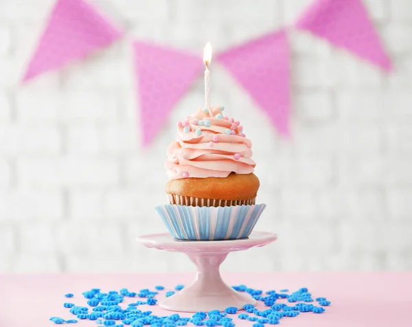 Leckere Cupcake Mit Kerze Auf Verschwommenem Hintergrund — Stockfoto