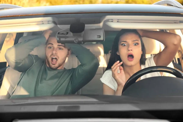 Emocjonalna młoda para w samochodzie podczas wypadku samochodowego — Zdjęcie stockowe
