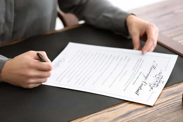 Vrouwelijke notaris ondertekenen huwelijkscontract, close-up — Stockfoto