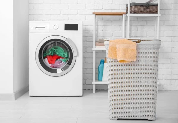 Panier et machine à laver avec buanderie à l'intérieur — Photo