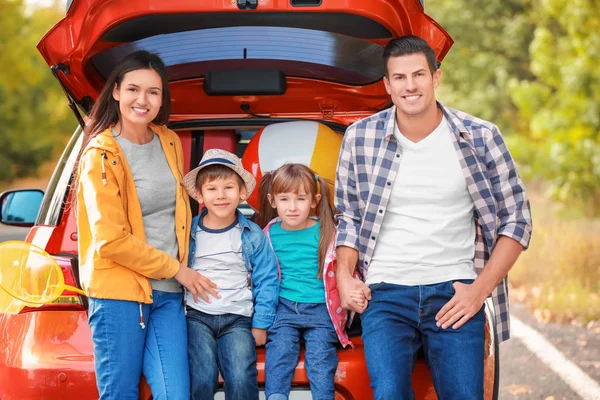 Família feliz perto de carro na estrada — Fotografia de Stock