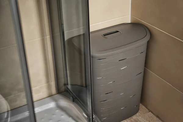 Wäschekorb im Badezimmer — Stockfoto