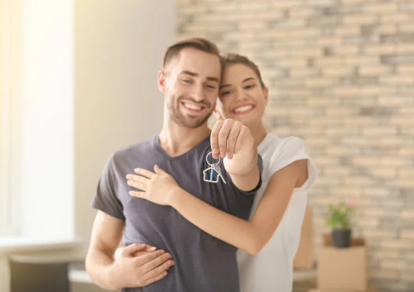 Jovem casal feliz com chave na nova casa — Fotografia de Stock