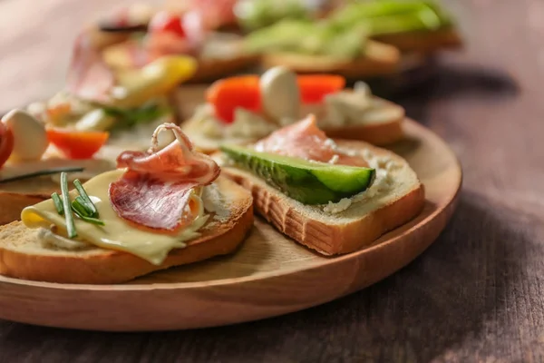 Ízletes szendvicseket a tábla, Vértes fa lemez — Stock Fotó